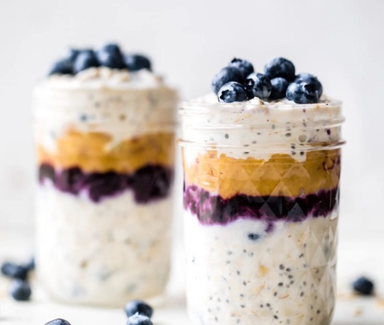 Overnight Oats With berries & Peanut Butter | Recipe Cloud App