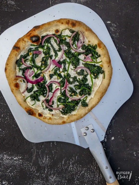 Pizza bianca met spinazie en ricotta | Recipe Cloud App